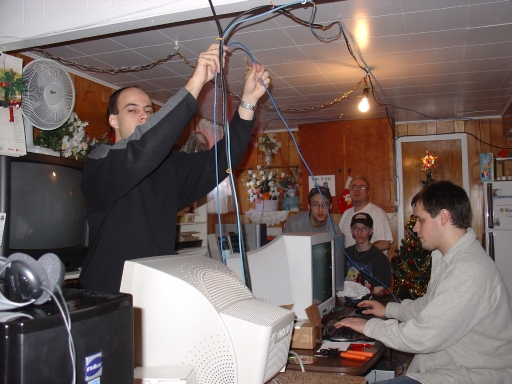 Raph installant des câbles